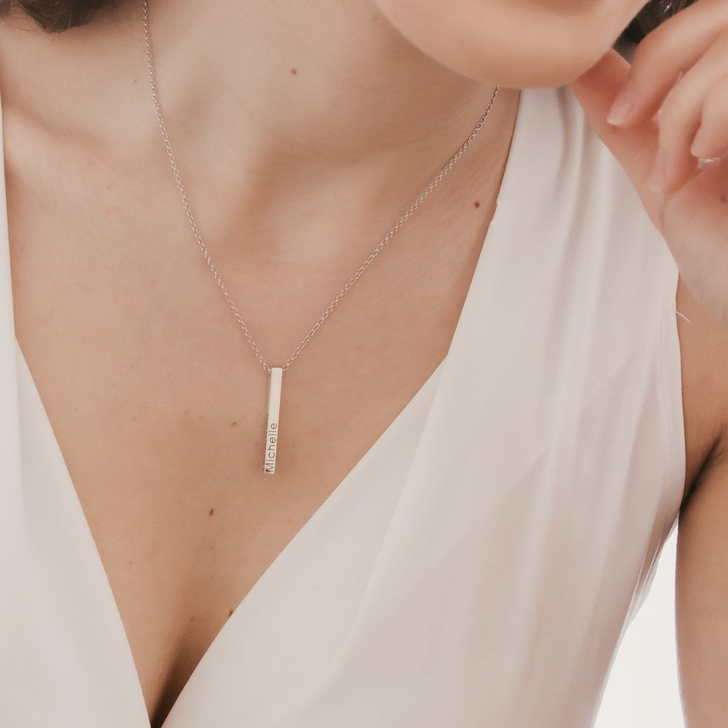 Collana con ciondolo barra totem tridimensionale personalizzabile sui 4 lati in argento 925‰ indossato