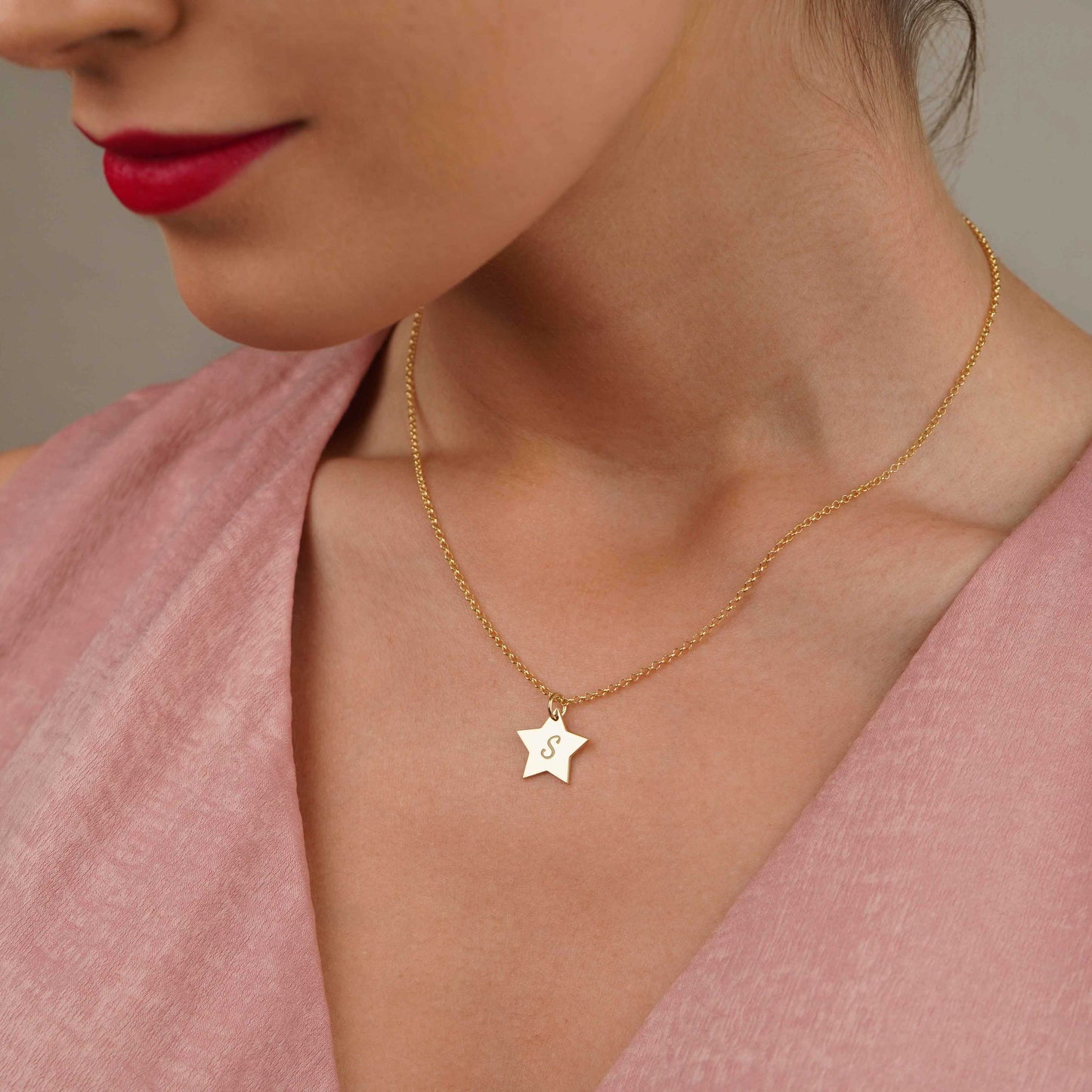 Collana con ciondolo stella personalizzata in argento placcato in oro giallo 18Kt indossato