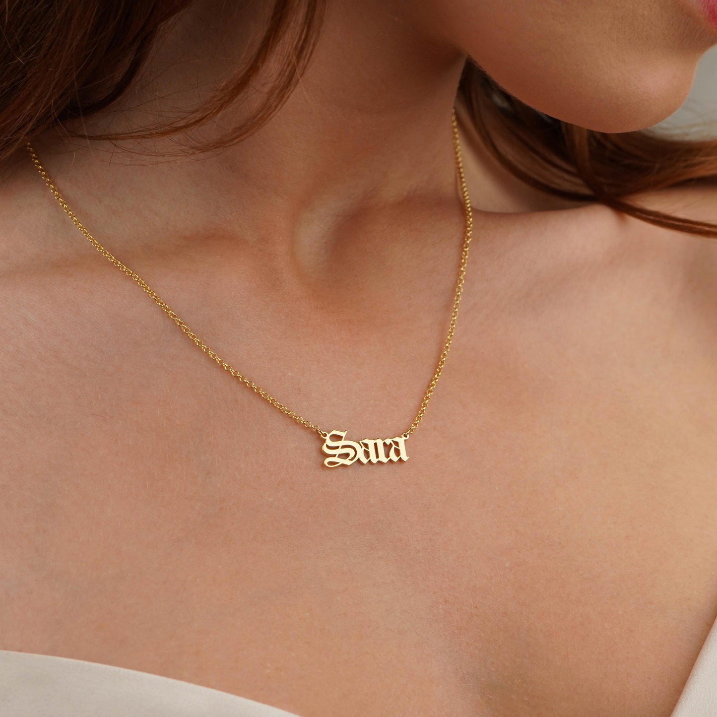 Collana con nome in font gotico in argento indossato