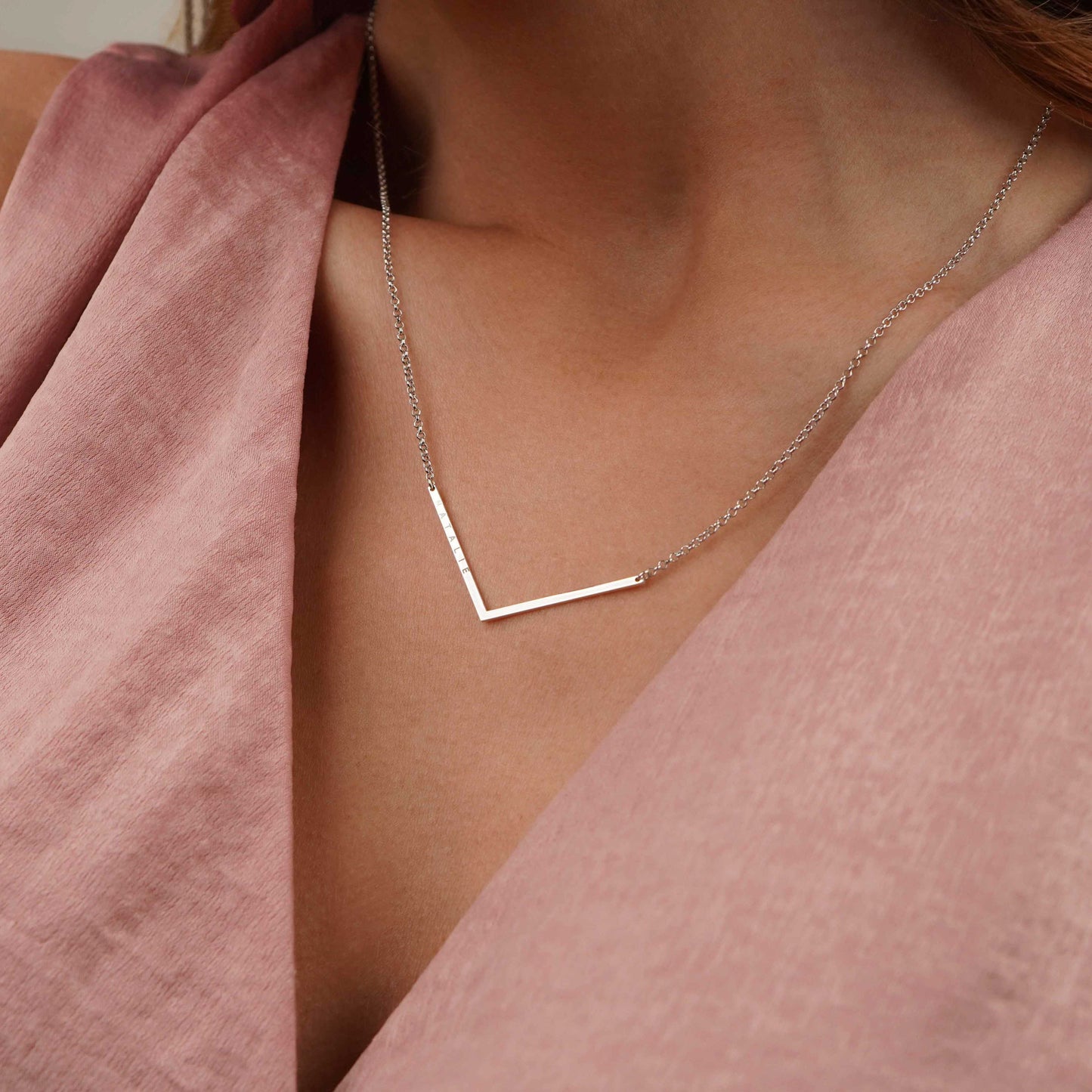 Collana a forma di "V" personalizzabile in argento 925‰ indossata