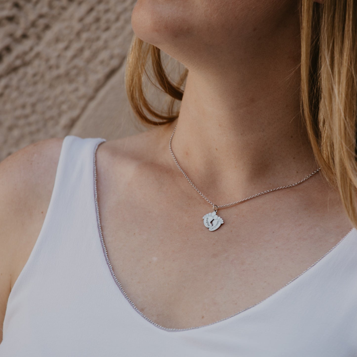 Collana con piedini di bambino personalizzati in argento indossato