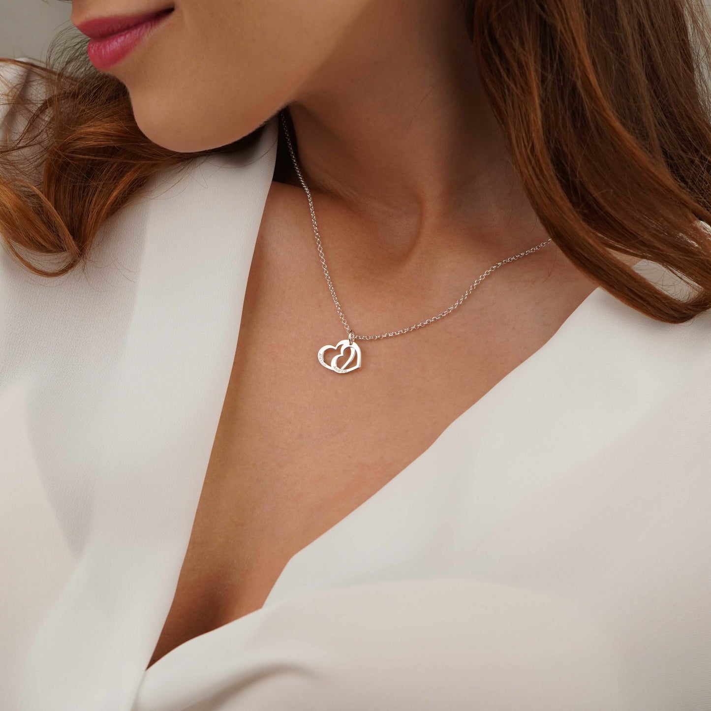 Collana in argento con due piccoli cuori personalizzati con nome indossato