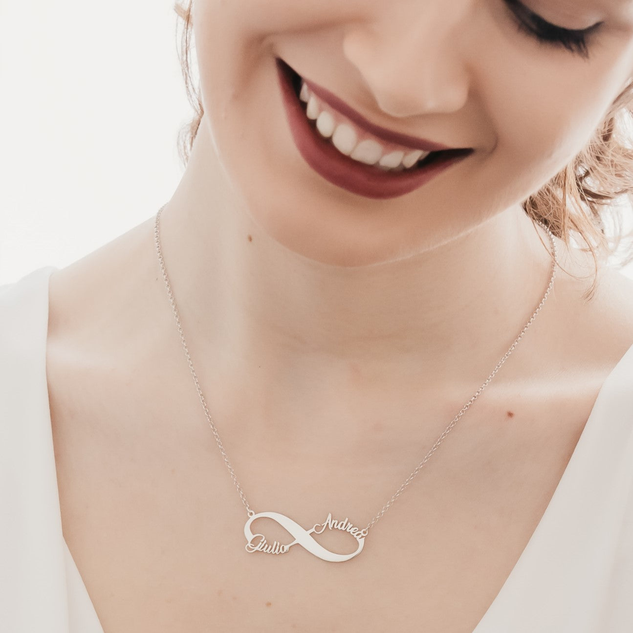 Collana con infinito e due nomi personalizzata in argento indossato