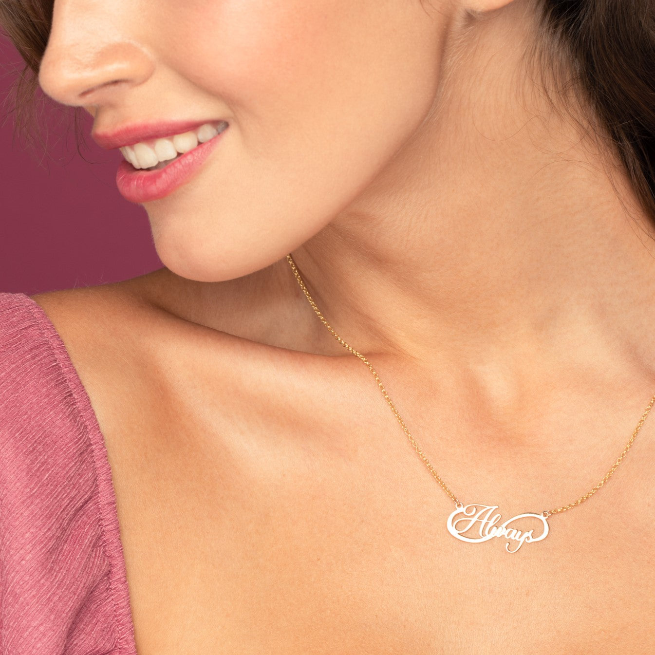 Collana con infinito e un nome in argento personalizzata placcato in oro giallo 18Kt indossato