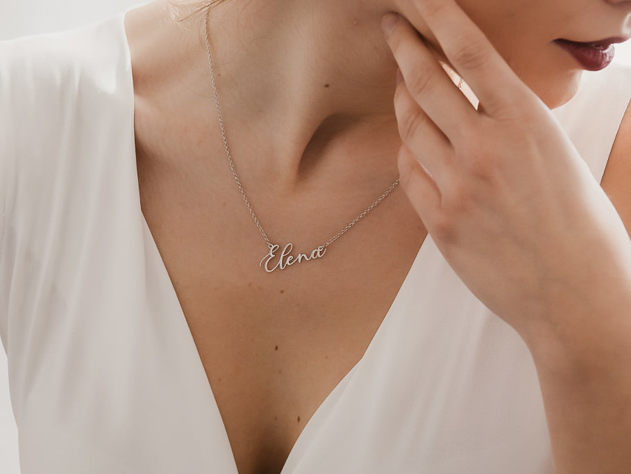 Collana con nome in font corsivo in argento indossato