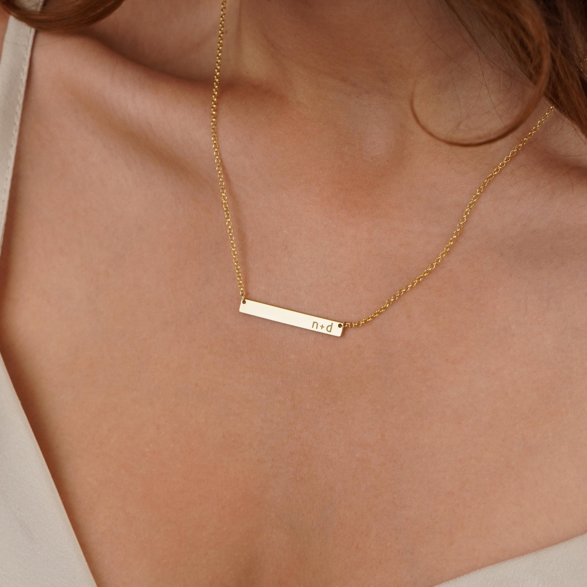 Collana con piastrina rettangolare orizzontale personalizzata in argento placcato in oro giallo 18Kt indossato